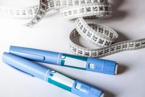 GLP-1 injection pen with measuring tape to indicate weight loss